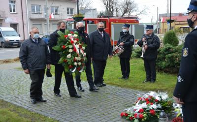 Wójt i radni złożyli kwiaty