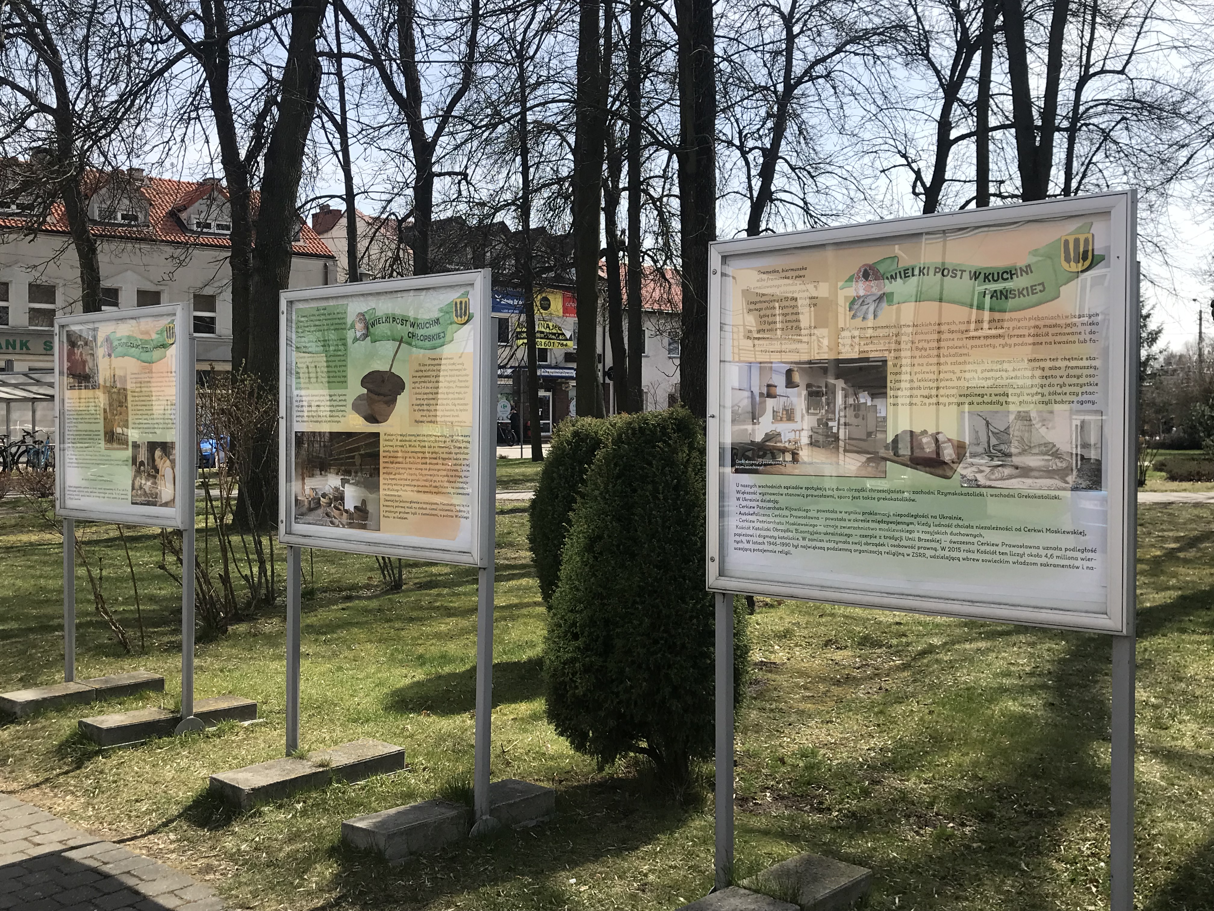 Wystawa zewnętrzna poświęcona polskim i ukraińskim tradycjom wielkanocnym